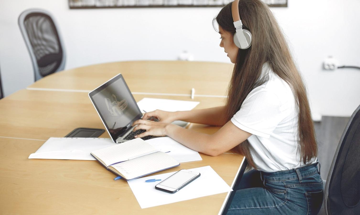 Interactive financial planning workshop with participants working on goal-setting exercises